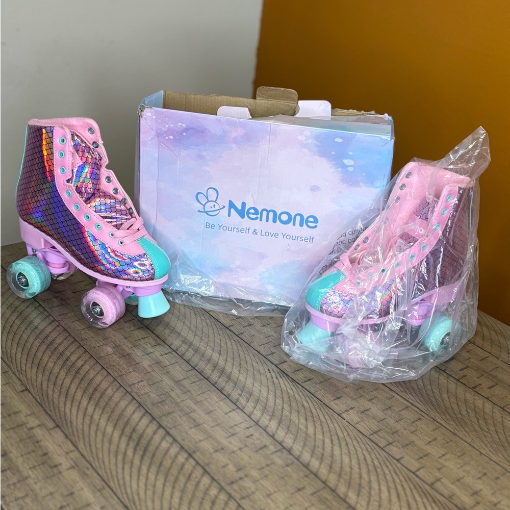 Anemone Sparkling Pink and Blue Kids Roller Skates Wheels light UP!!